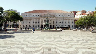 Kraliçe Maria Ulusal Tiyatrosu, 1842 ve 1846 yılları arasında inşa edilmiştir, Rossio Meydanı, Lizbon, Portekiz - 8 Temmuz 2021