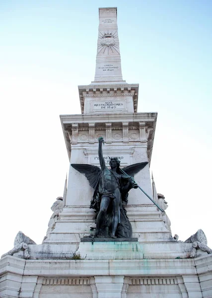 記念碑の南側の独立を象徴する像レストランドーレス広場のレストランに 1886年 リスボン ポルトガル 7月7日 2021年に建てられました — ストック写真