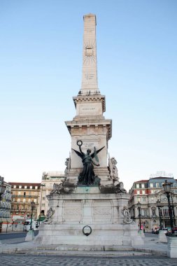 Restauradores Meydanı 'ndaki Restoratörler Anıtı, 1886' da dikildi, günbatımında manzara, Lizbon, Portekiz - 7 Temmuz 2021