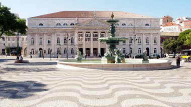 Rossio Meydanı 'nın kuzey köşesi, Kraliçe 2. Maria Ulusal Tiyatrosu, 1842 ve 1846 yılları arasında inşa edildi, ve kuzey çeşmesi, Lizbon, Portekiz - 8 Temmuz 2021