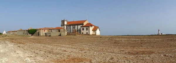 無人の乾燥した風景の中に繊細な中世の修道院 岬の聖母の15世紀のバロック様式の教会 右奥の灯台と崖のパノラマビュー エスピセル ポルトガル 7月10 2021 — ストック写真