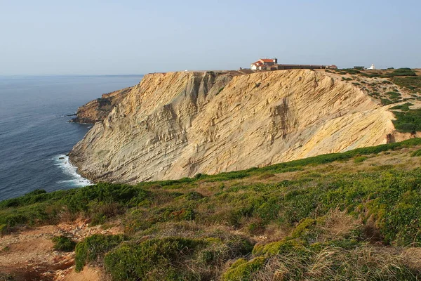 大西洋を見下ろす海岸の崖の上にある繊細な中世の修道院 エスピセル ポルトガル 2021年7月10日 — ストック写真