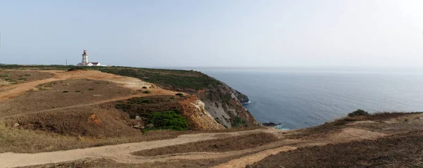 Farol Branco Topo Promontório Verde Com Vista Para Atlântico Cabo — Fotografia de Stock