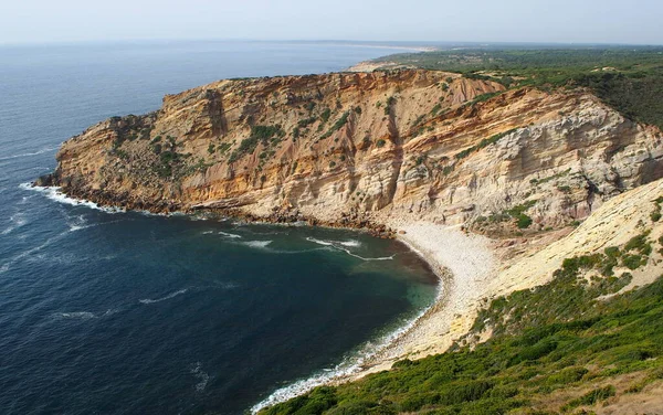 ポルトガルのエスピシェル岬の入り江の上の岬の海岸崖 2021年7月10日 — ストック写真