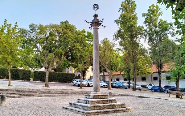 位于葡萄牙Azeitao共和国广场的Vila Nogueira柱子顶部的铁质拱形球体 2021年7月10日 — 图库照片