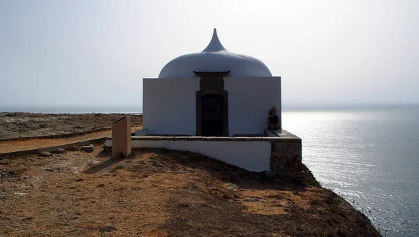 記憶エルミタージュ美術館 エルミダ メモリア 尖ったドームの白い礼拝堂 海岸崖の端 ポルトガルのカボ エスピセル 2021年7月10日 — ストック写真