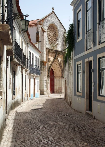 Булыжный Переулок Старом Городе Ведущий Готической Церкви Благодати Перспективе Сантарем — стоковое фото