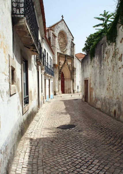 Brukowa Uliczka Starym Mieście Prowadząca Gotyckiego Kościoła Łaski Santarem Portugalia — Zdjęcie stockowe