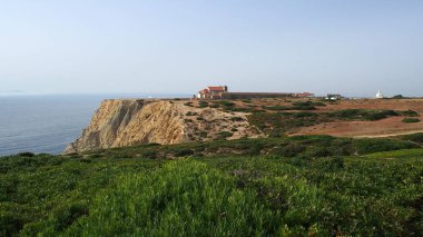 Atlantik kıyısındaki uçurumun tepesindeki ortaçağ manastırı Cabo Espichel, Portekiz - 10 Temmuz 2021