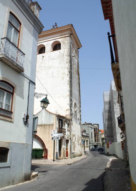 Saat Kulesi, nam-ı diğer Su Kabakları Kulesi, eski şehrin kalbinde, saatin tarihi 15. yüzyıla dayanıyor, Santarem, Portekiz - 11 Temmuz 2021