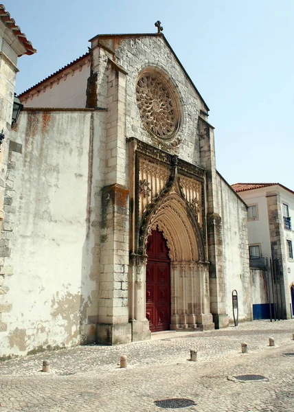 14世紀から15世紀の間にゴシック様式で建てられたグレース教会 バラ窓のあるメインポータル サンタレム ポルトガル 7月11 2021 — ストック写真