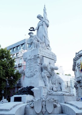 Avenida da Liberdade 'deki Büyük Savaş Ölüleri Anıtı, 1931 yılında açıldı, akşam erken saatlerde Lizbon, Portekiz - 12 Temmuz 2021