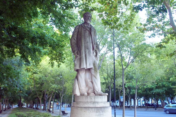 19世纪葡萄牙政治家 社会学家Joaquim Pedro Oliveira Martins雕像 位于葡萄牙里斯本自由广场 2021年7月12日 — 图库照片