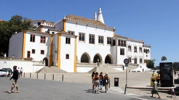 シントラの観光客 背景にシントラ宮殿 15世紀にさかのぼる 夏の間に王室の住居 シントラ ポルトガル 7月13 2021 — ストック写真