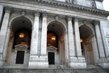 New York Halk Kütüphanesi 'nin girişi. Stephen A. Schwarzman Binası, 5. Cadde, akşam manzaralı, New York, New York, ABD - 10 Mart 2021