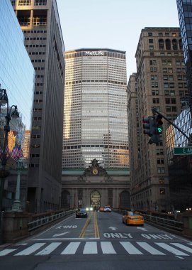 Park Bulvarı ve Doğu 40. caddedeki sokak sahnesi akşam erken saatlerde, Pershing Meydanı Viyadük, MetLife Binası arka planda, New York, New York, New York, ABD - 10 Mart 2021