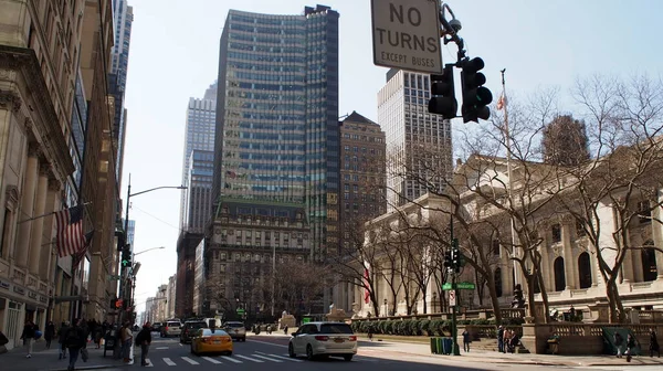 纽约公共图书馆第五大道和42街拐角处的街景 斯蒂芬 施瓦茨曼大楼 美国纽约州 2021年3月10日 — 图库照片