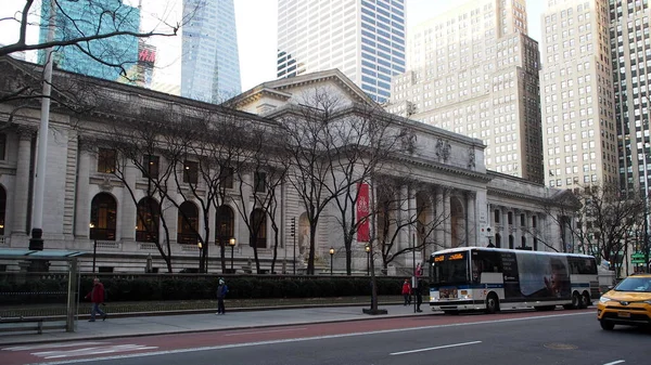 Cadde manzarası 5. Cadde ve 42. Cadde, New York Halk Kütüphanesi Stephen A. Schwarzman Binası, New York, ABD - 10 Mart 2021