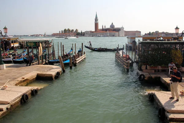 Gondole Passant Par Remblai Riva Degli Schiavoni Sur Fond Île — Photo