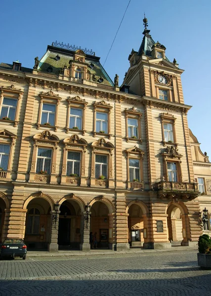 2011年7月9日 チェコ共和国ドマズリーチェの町の広場にオーナータウンホールが建設される — ストック写真