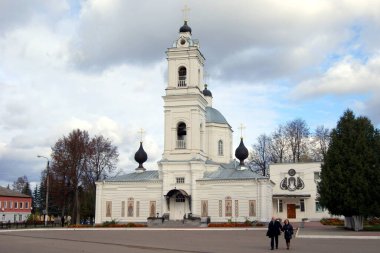 Sts. Peter ve Paul Katedrali, klasik tarzda inşa edilmiş, 18. yüzyılın sonlarında, Tarusa, Kaluga Oblastı, Rusya - 16 Ekim 2011