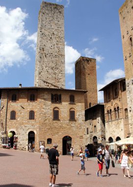 Ortaçağ San Gimignano sokak sahnesi, nam-ı diğer Güzel Kuleler Kasabası, Toskana, İtalya - 28 Temmuz 2015