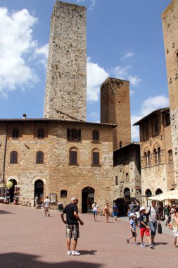 Ortaçağ San Gimignano sokak sahnesi, nam-ı diğer Güzel Kuleler Kasabası, Toskana, İtalya - 28 Temmuz 2015