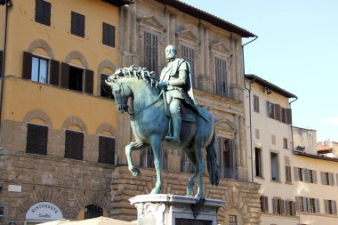 Rönesans dönemi binicilik heykeli I. Cosimo Medici, 1594 yılında Piazza della Signoria, Floransa, İtalya - 29 Temmuz 2015