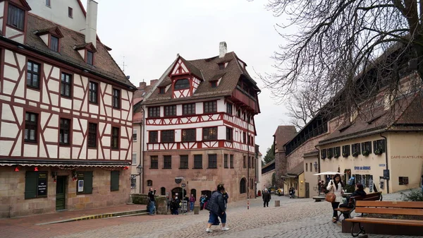 老城区的街景 风景如画的半木结构房屋 图片中心的Albrecht Durer House 德国纽伦堡 2015年12月30日 — 图库照片