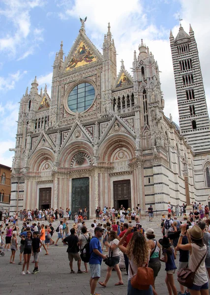 Touristes Devant Cathédrale Sienne Duomo Siena Construite Xiiie Siècle Sienne — Photo