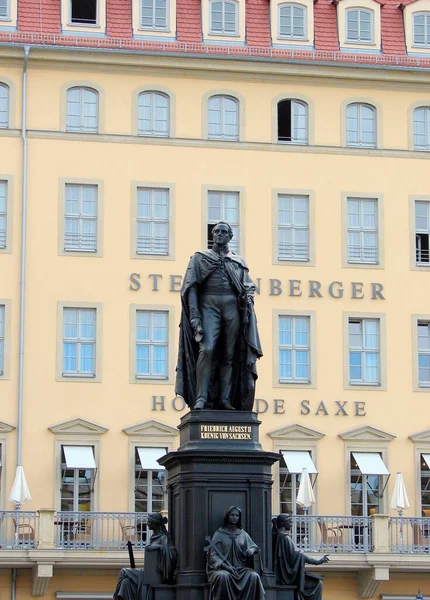 ドイツ ドレスデンの新市場広場におけるザクセン王フリードリヒ アウグストゥス2世像2007年9月30日 — ストック写真