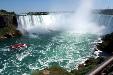 Kanada tarafındaki Niagara Şelalesi 'ni keşfeden turist botu, 4 Eylül 2016' da Kanada 'da Horseshoe Fall' a sisli bir şekilde yaklaşıyor.