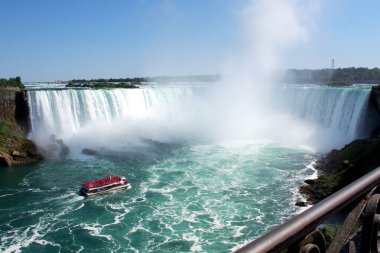 Kanada tarafındaki Niagara Şelalesi 'ni keşfeden turist botu, 4 Eylül 2016' da Kanada 'da Horseshoe Fall' a sisli bir şekilde yaklaşıyor.