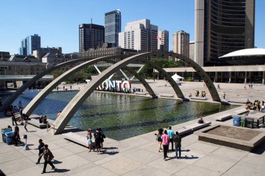 Nathan Phillips Meydanı su havuzu ve çeşme ile Belediye Binası önünde, Toronto, ON, Kanada - 5 Eylül 2016