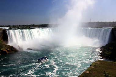 Kanada tarafındaki Niagara Şelalesi 'ni keşfeden turist botu, 4 Eylül 2016' da Kanada 'da Horseshoe Fall' a sisli bir şekilde yaklaşıyor.