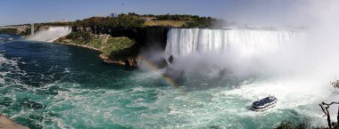 Niagara Şelalesi 'ni keşfeden turist botu; sağda Kanada tarafı, At nalı düşüşü; solda ABD tarafı, Niagara Şelalesi, On, Kanada - 4 Eylül 2016