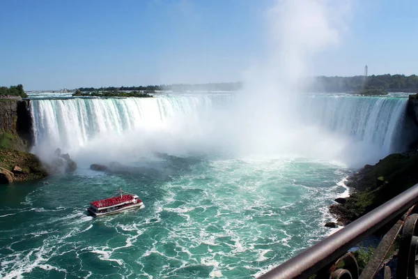 Turistbåt Utforska Niagara Falls Kanadensiska Sidan Närmar Sig Horseshoe Fall — Stockfoto