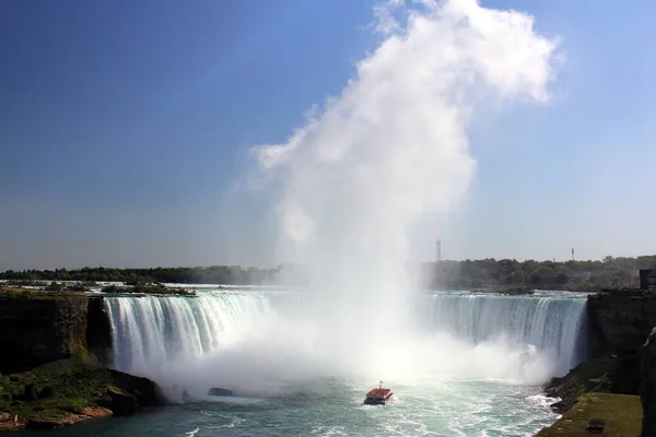 Turistbåt Utforskar Niagarafallen Kanadensiska Sidan Hästsko Fall Med Dimma — Stockfoto