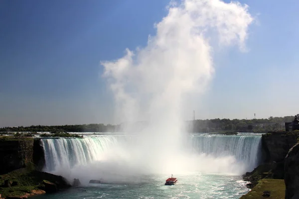 Turistbåt Utforska Niagara Falls Kanadensiska Sidan Närmar Sig Horseshoe Fall — Stockfoto