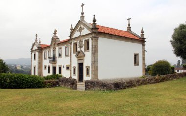 Solar das Boucas, Manor House, Cavado Nehri üzerindeki üzüm bağları ve panoramik manzaralı, 2019 'da restore edildi, Amares, Braga District, Portekiz - 18 Temmuz 2021: 