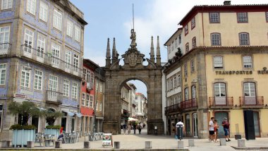 Yeni Kapı Kemeri, Arco da Porta Nova, 18. yüzyıl sonlarında barok yapısı, Braga, Portekiz - 18 Temmuz 2021