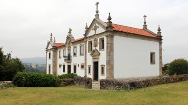 Solar das Boucas, Manor House, Cavado Nehri üzerindeki üzüm bağları ve panoramik manzaralı, 2019 'da restore edildi, Amares, Braga District, Portekiz - 18 Temmuz 2021: 