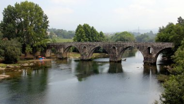 Prozelo Köprüsü, nam-ı diğer Porto Köprüsü, 14. yüzyılda Cavado Nehri üzerinde inşa edildi, Braga, Portekiz 'den çok da uzak olmayan yerlerde - 18 Temmuz 2021