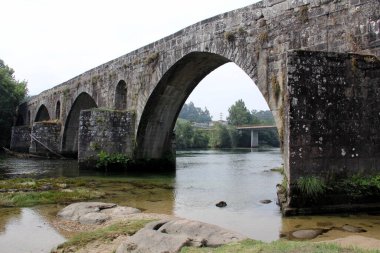 Prozelo Köprüsü, nam-ı diğer Porto Köprüsü, 14. yüzyılda Cavado Nehri üzerinde inşa edildi, Braga, Portekiz 'den çok da uzak olmayan yerlerde - 18 Temmuz 2021