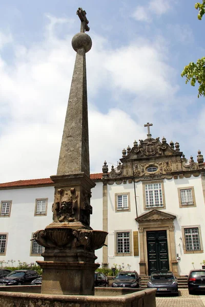 サンペドロ サンパウロ合同神学校前の古い噴水は 元は1571年にポルトガルのブラガ州ラルゴ サンチャゴにあり 2021年7月18日 — ストック写真