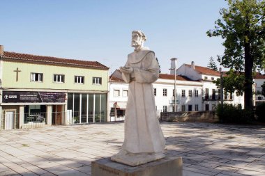 1242 'de kurulan Sao Francisco Manastırı' nın Gotik portalının önündeki Aziz Francis Anıtı, Santarem, Portekiz - 11 Temmuz 2021