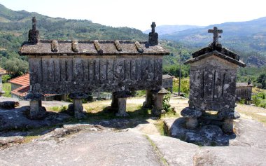 Soajo 'nun tahıl ambarları, taştan yapılmış geleneksel yapılar, taş disklerle çevrili bacaklar üzerinde, en eskileri 18. yüzyıldan kalma, Portekiz, Peneda-Geres Ulusal Parkı yakınlarında - 17 Temmuz 2021