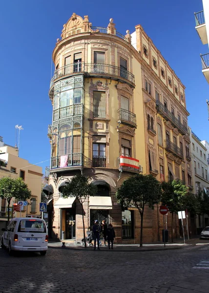 Zaokrąglony Komercyjny Budynek Przeszklonymi Balkonami Widokiem Puerta Del Arenal Sewilla — Zdjęcie stockowe