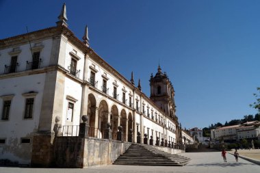 Gotik ve Barok tarzında inşa edilen Alcobaca Manastırı, Praca 25 de Abril, Alcobaca, Portekiz - 8 Ağustos 2016