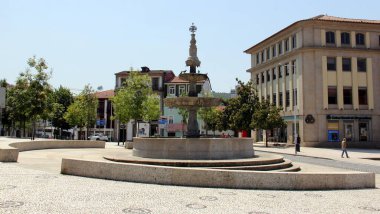 Rönesans dönemi akan su çeşmesi Largo do Toural 'ın güney kısmında, ilk olarak 1583' te kuruldu, Guimaraes, Portekiz - 19 Temmuz 2021